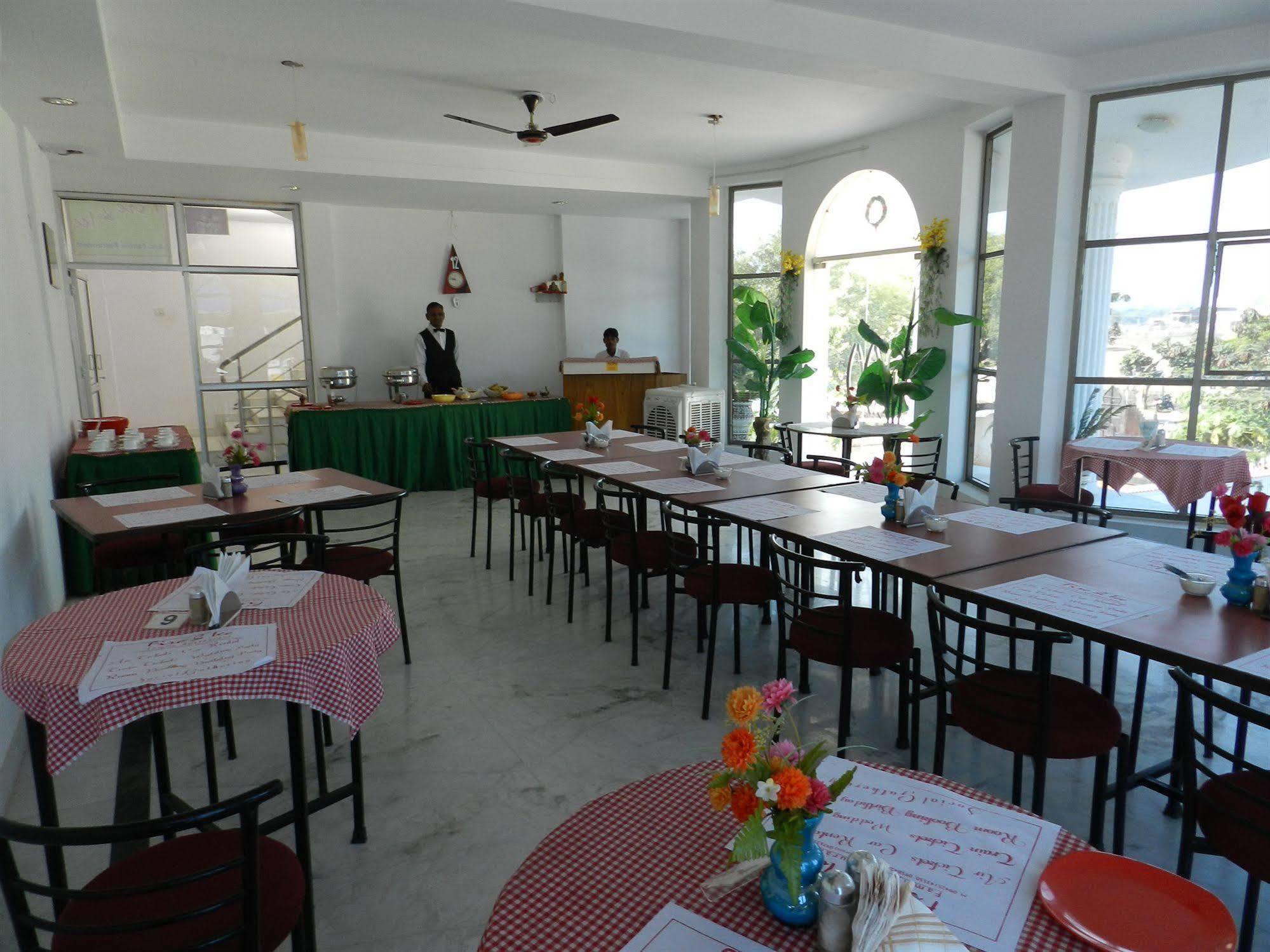 Eurostar Inn Khajurāho Extérieur photo